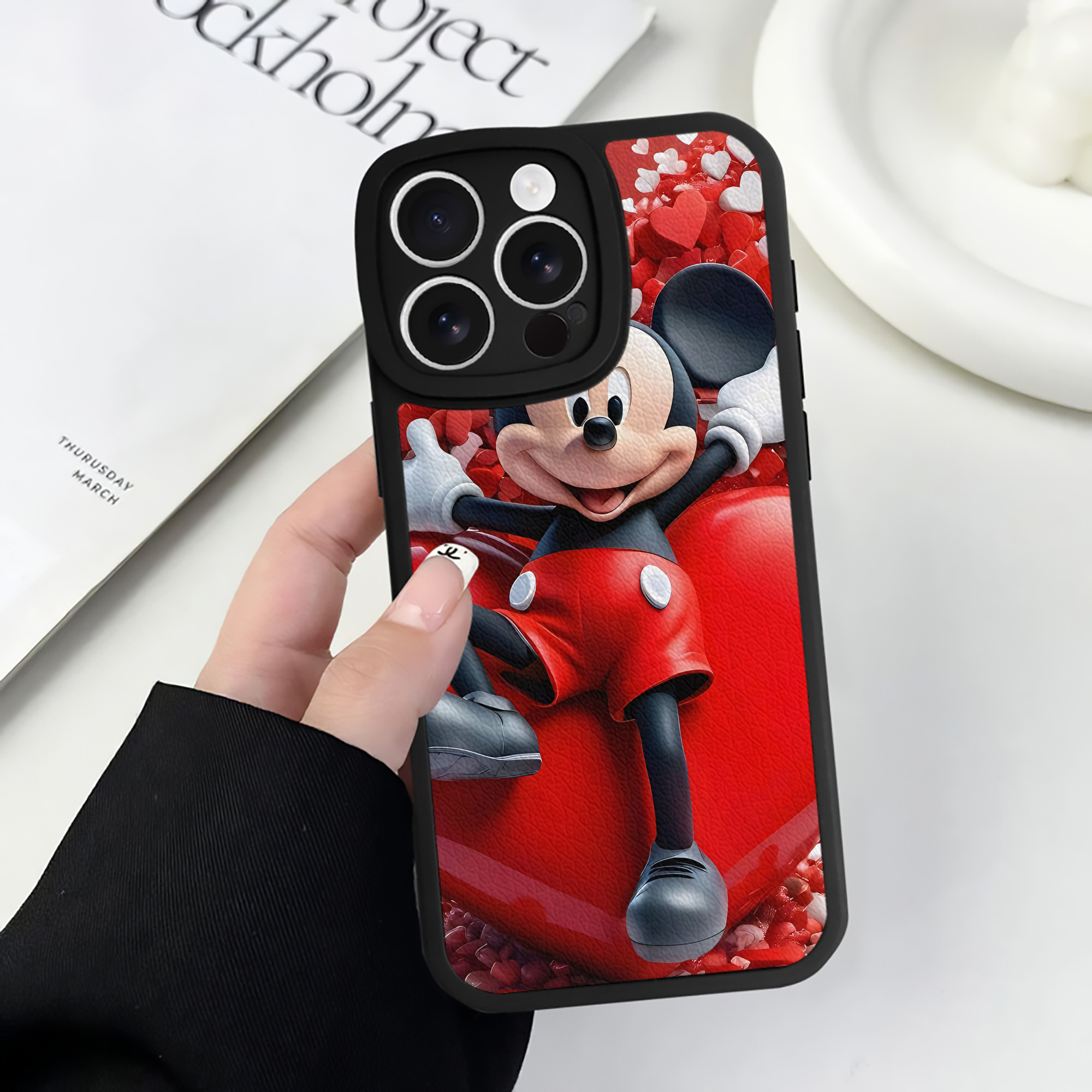 （画像用） ミッキーマウス Mickey Mouse 【iPhone 16シリーズ対応】シリコンスマホケース（レザー調） 材質：シリコン
